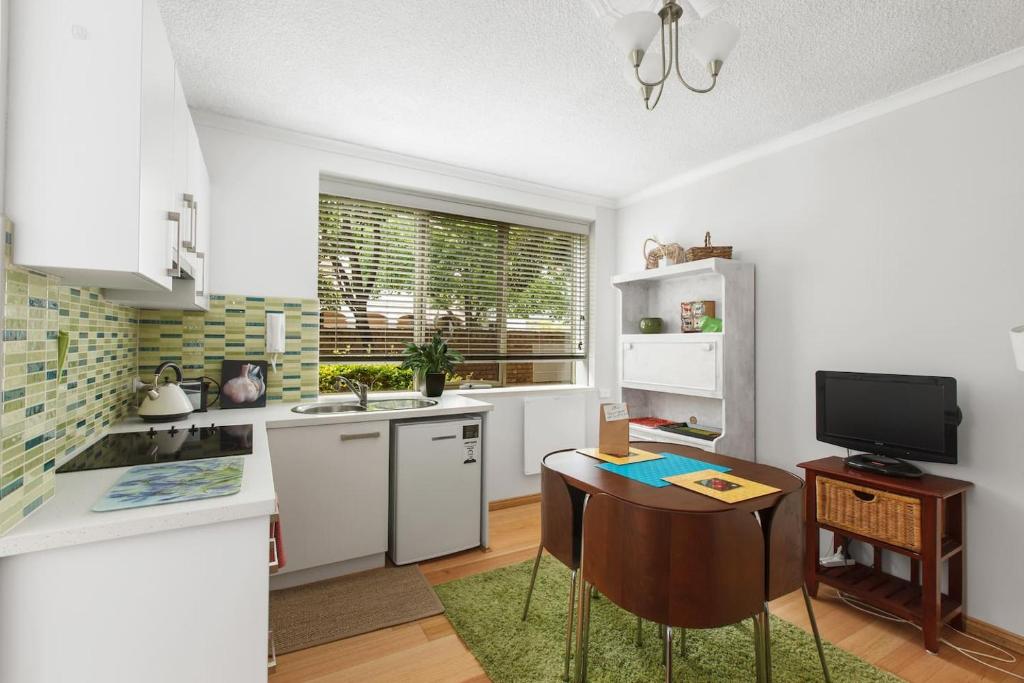 Cosy and Comfortable Fitzroy Studio with Parking