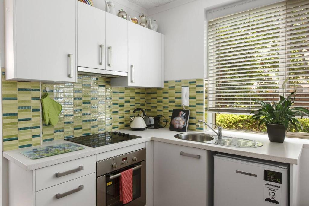 Cosy and Comfortable Fitzroy Studio with Parking photo 2