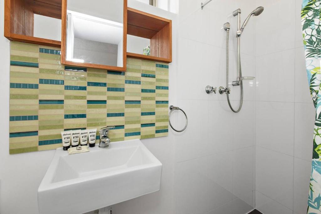 Cosy and Comfortable Fitzroy Studio with Parking photo 4