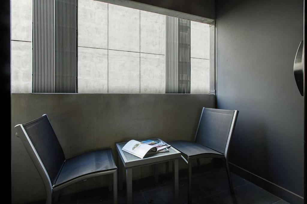 Refresh at Rhapsody - City-Fringe Contemporary photo 4