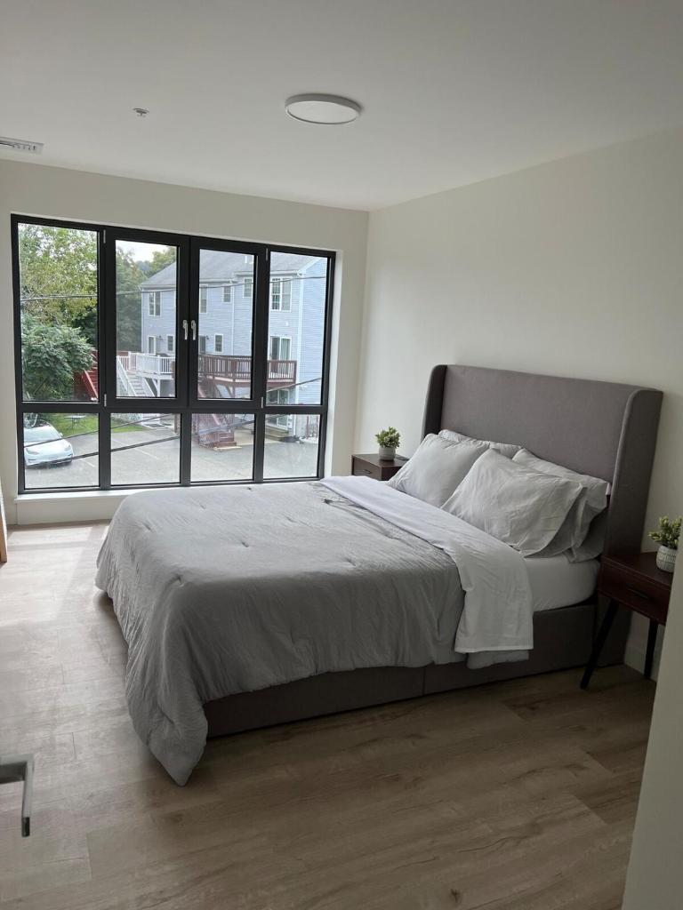 Luxury Furnished Apartment in Heart of Quincy photo 4