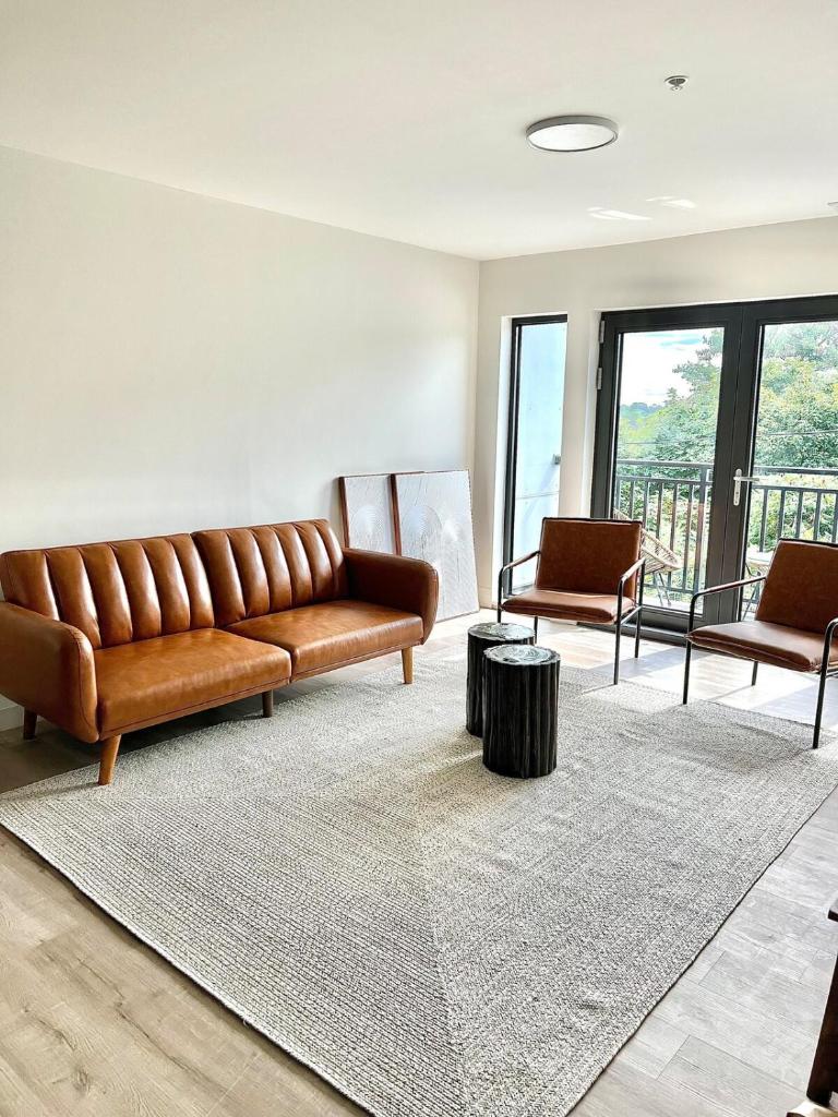 Luxury Furnished Apartment in Heart of Quincy photo 3