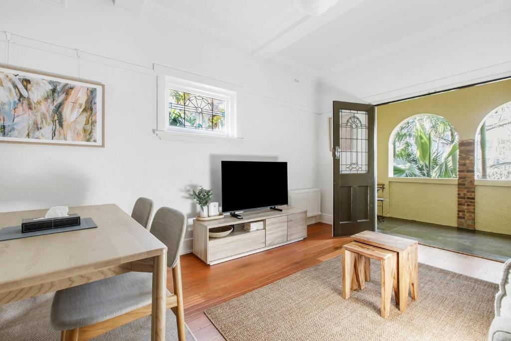 Acland Art Deco - Coastal Chic by St Kilda Beach photo 4