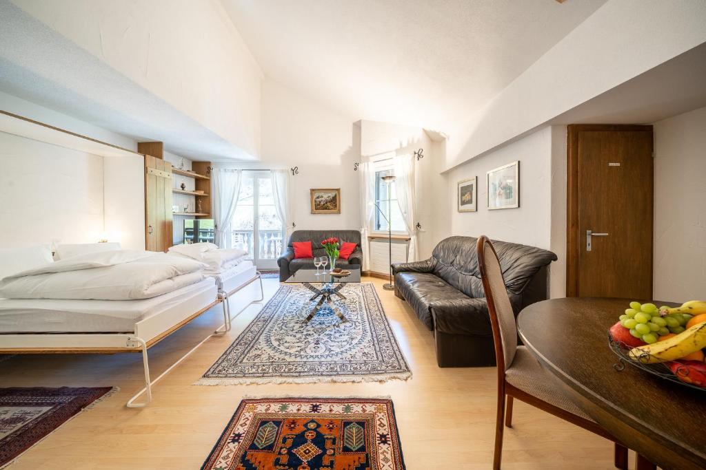 2403 Charmante Dachwohnung mit hohen Decken und Suedbalkon photo 1