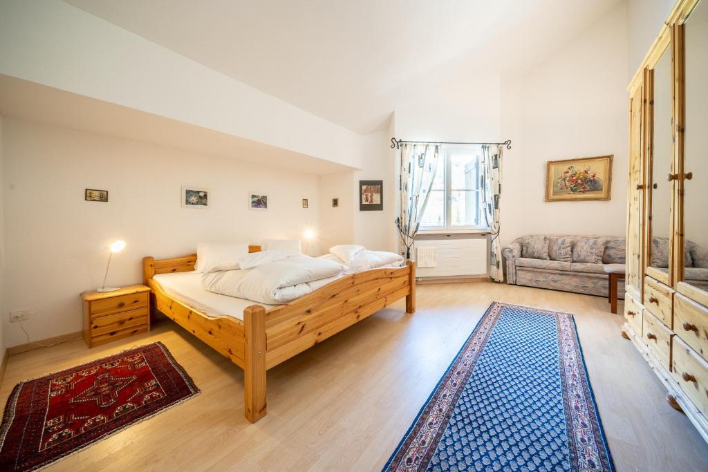 2403 Charmante Dachwohnung mit hohen Decken und Suedbalkon photo 3