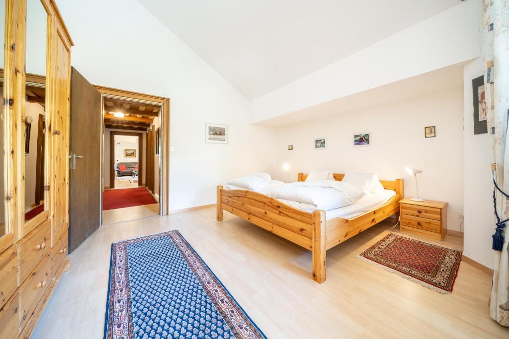 2403 Charmante Dachwohnung mit hohen Decken und Suedbalkon photo 4