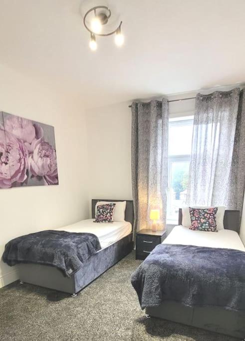 4 Double Bedroom House in Accrington sleeps 6 photo 1