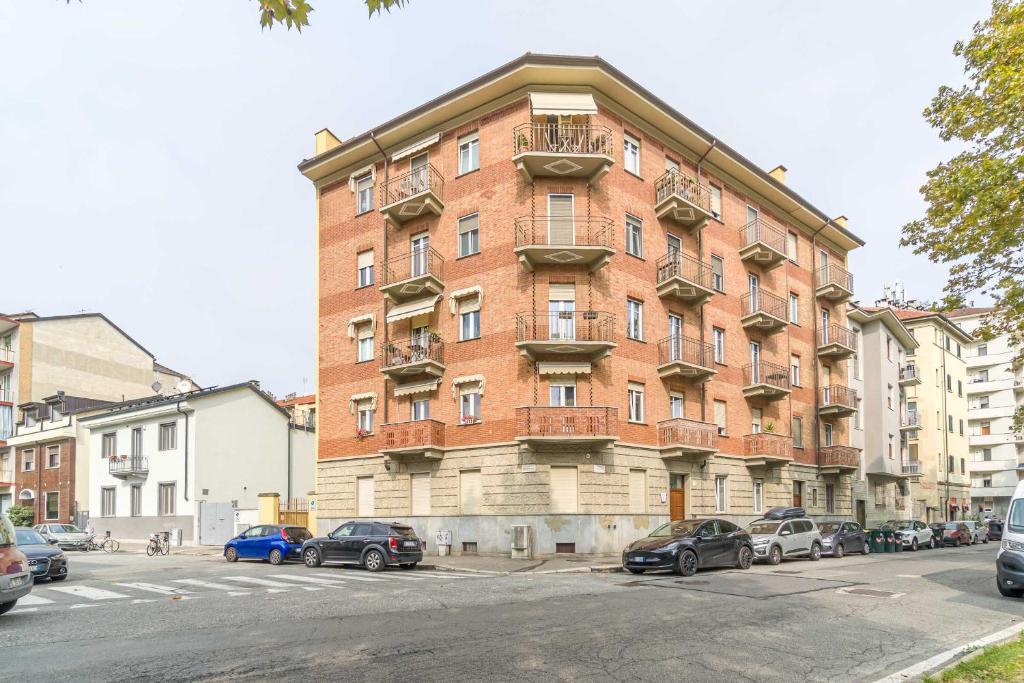 Crocetta District! Bright & Roomy Apartment
