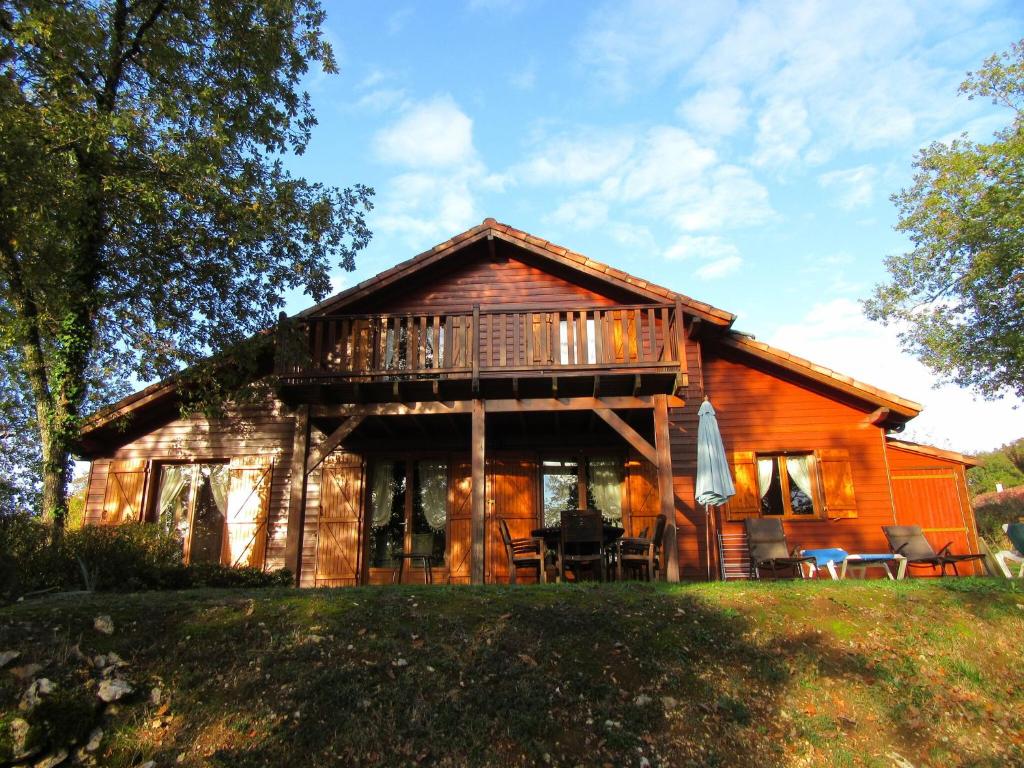 Tidy chalet in the woods of the beautiful Dordogne photo 1