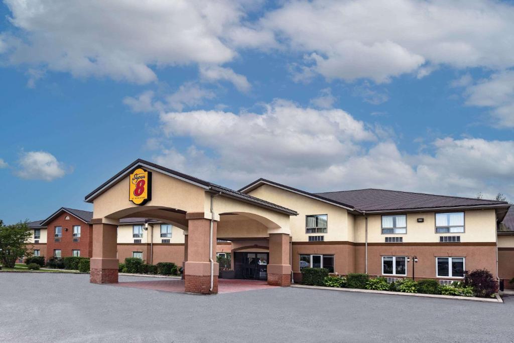 Super 8 by Wyndham Cornwall ON photo 1