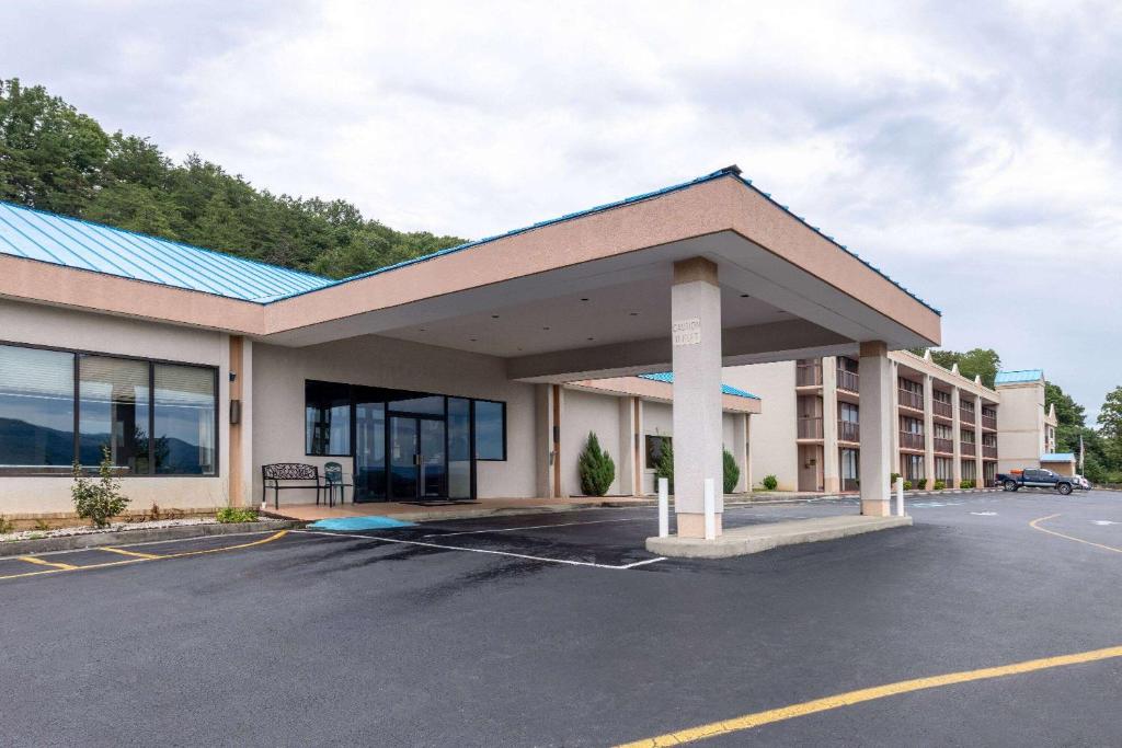 Howard Johnson by Wyndham Salem Hotel & Conference Center photo 1