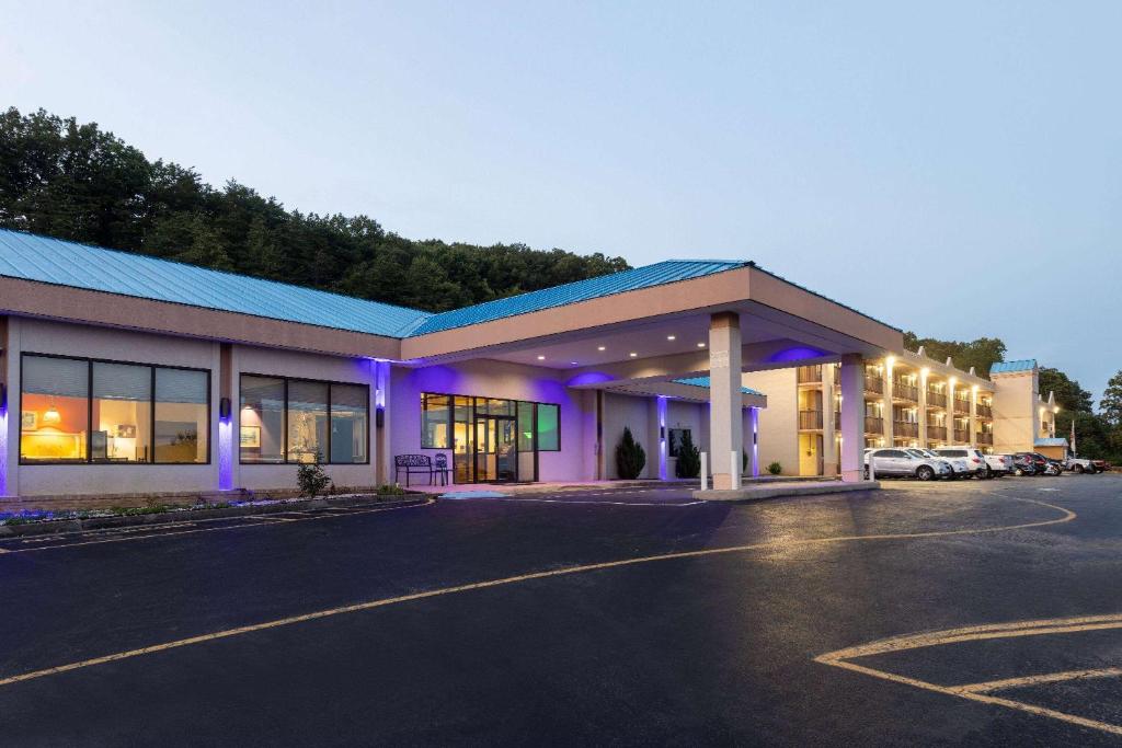 Howard Johnson by Wyndham Salem Hotel & Conference Center