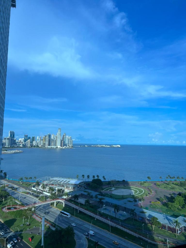 Apartamento con piscina infinita frente al mar en Avenida Balboa PH The Sand photo 1