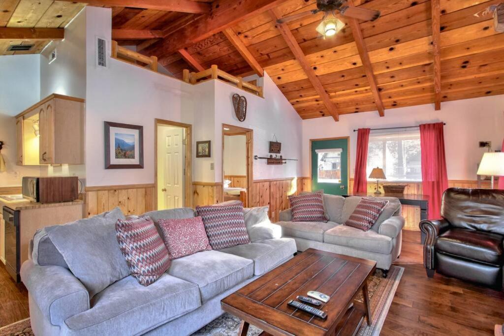 Grinning Bear Cabin with EV charger and laundry photo 4