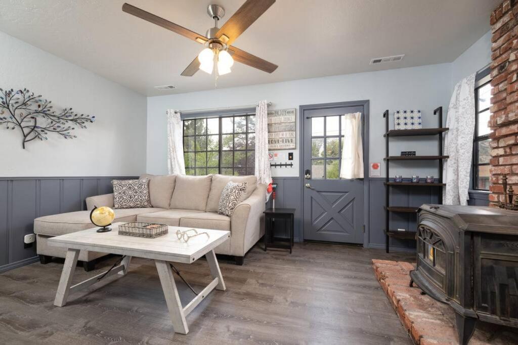 Bearadise Cabin - dog-friendly with spa and fire pit photo 2