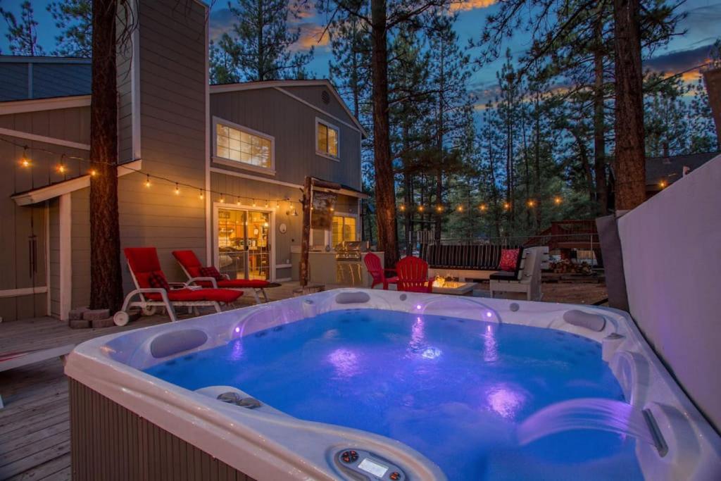Ascent Mountain Home with pool table, spa, fire pit