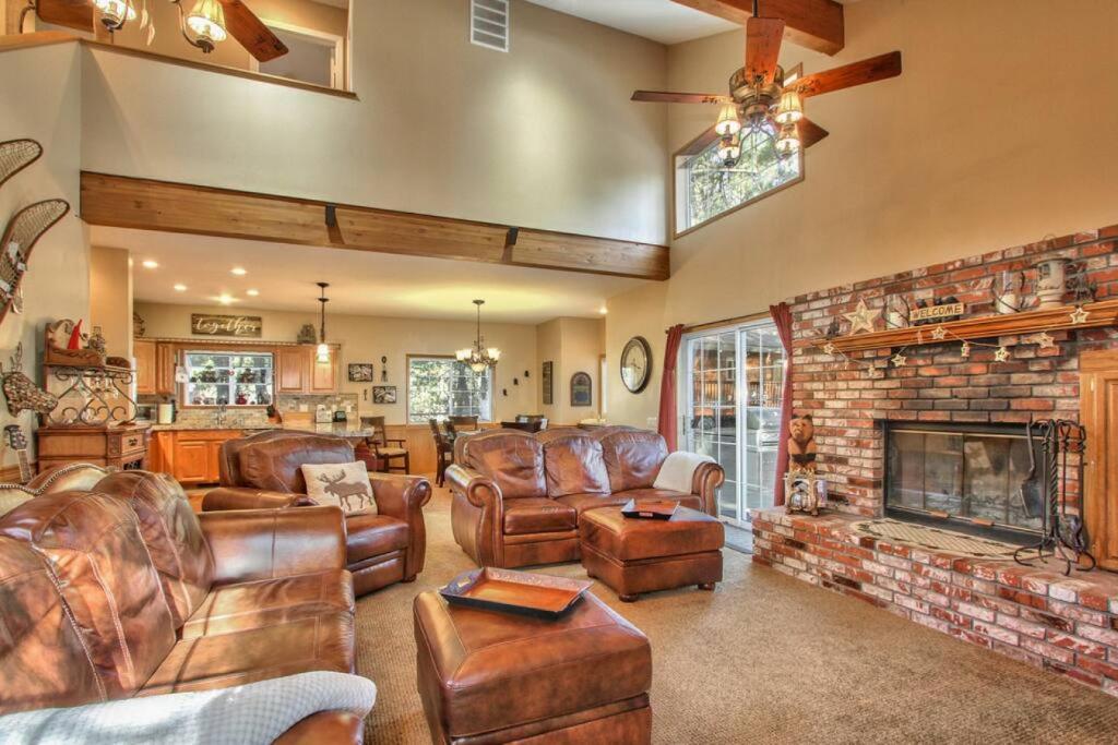 Ascent Mountain Home with pool table, spa, fire pit photo 3