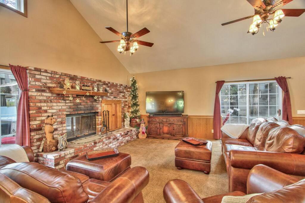 Ascent Mountain Home with pool table, spa, fire pit photo 2
