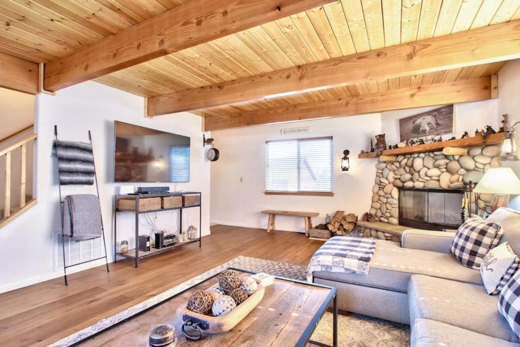 Lazy Pine Lodge big log-style cabin with deck and BBQ photo 3