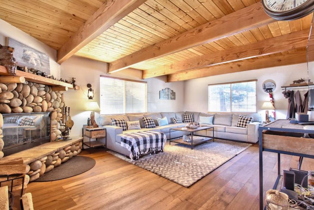 Lazy Pine Lodge big log-style cabin with deck and BBQ photo 2