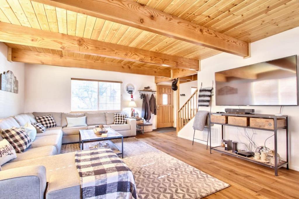 Lazy Pine Lodge big log-style cabin with deck and BBQ photo 4