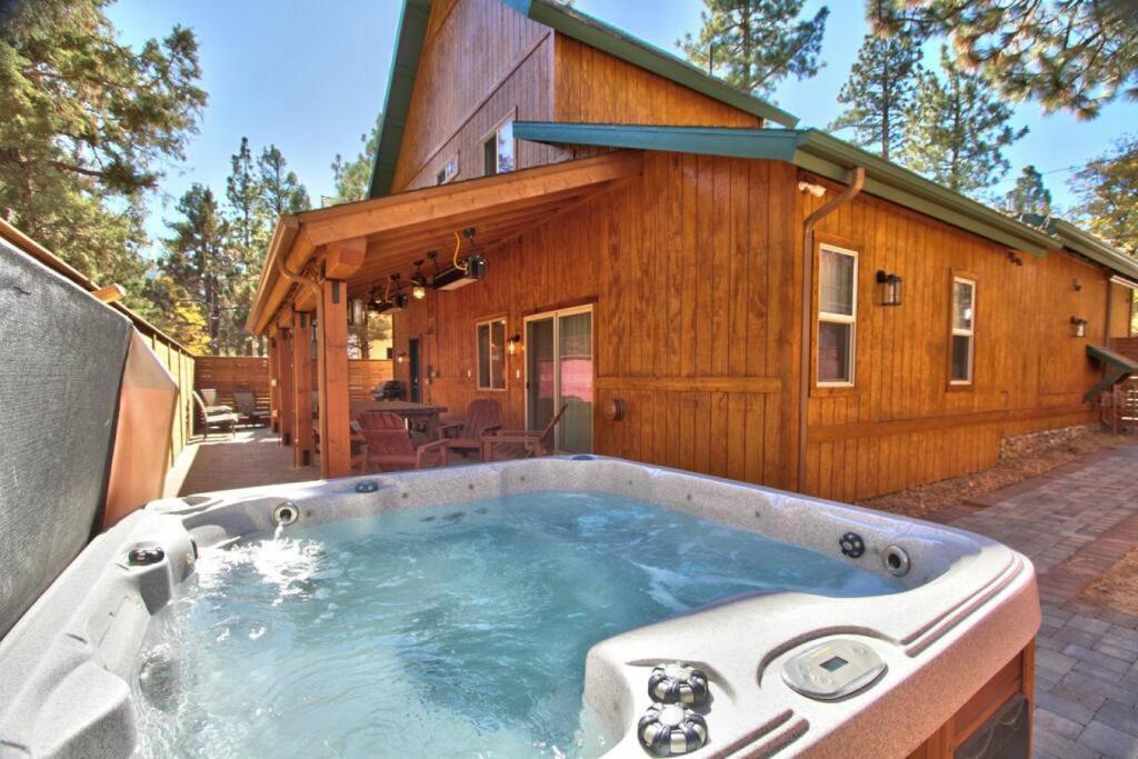 Salty Dog Cabin - log-style with spa and game room