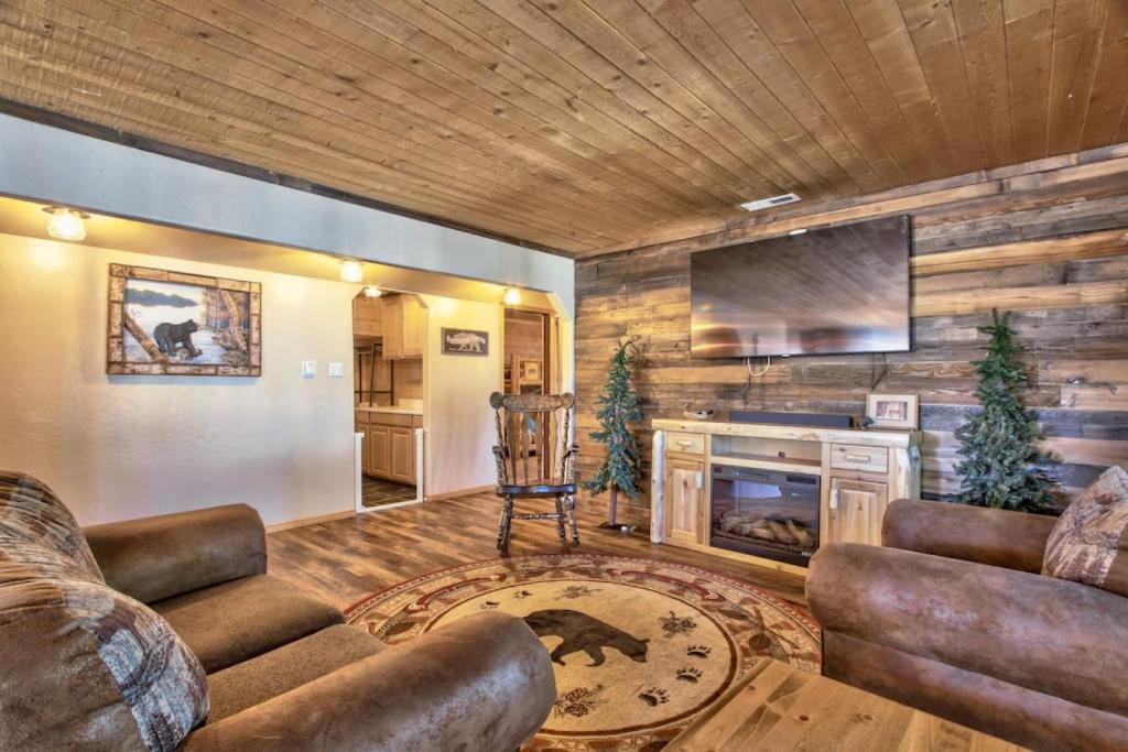 Newsom's Hideaway log-style cabin with game room photo 4