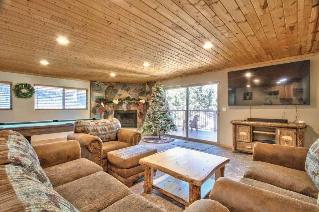 Newsom's Hideaway log-style cabin with game room photo 3
