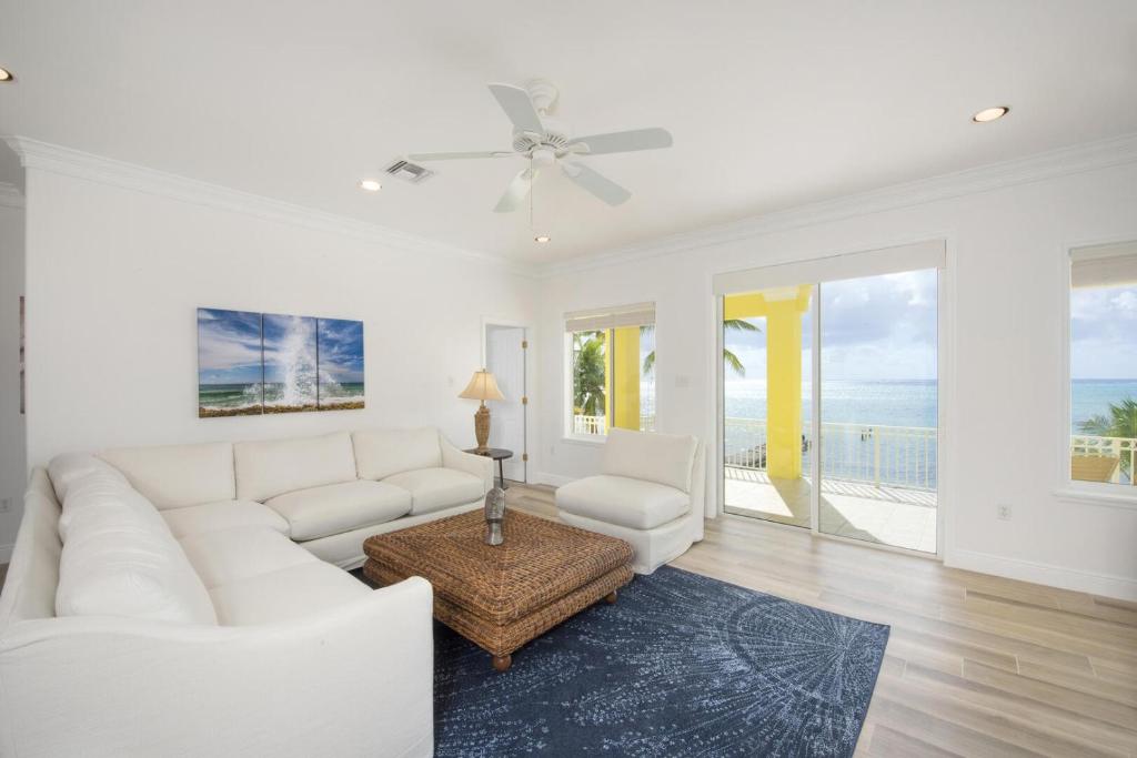 Hidden Treasure & Guesthouse by Grand Cayman Villas & Condos photo 3