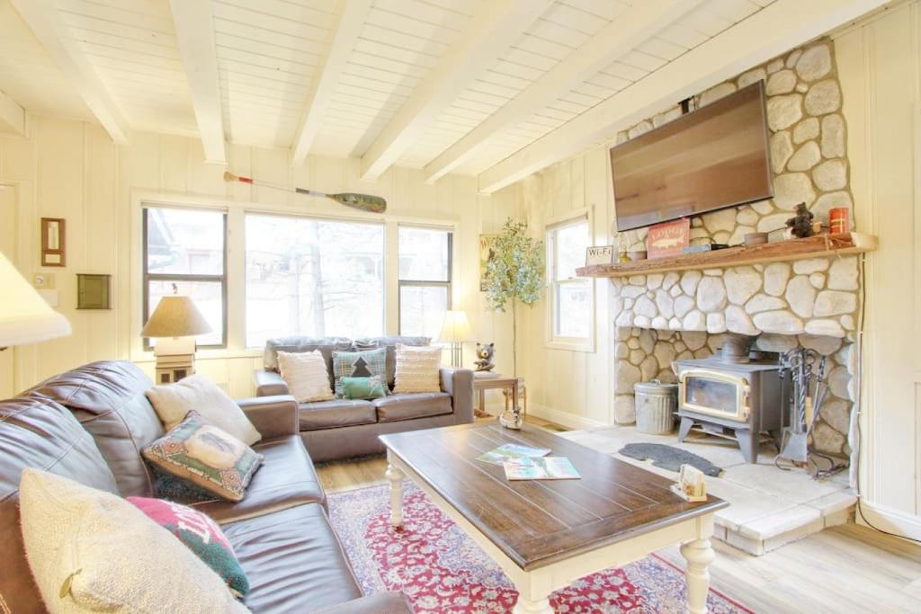 AC, spa, game room, and deck at The Golden Forest photo 4