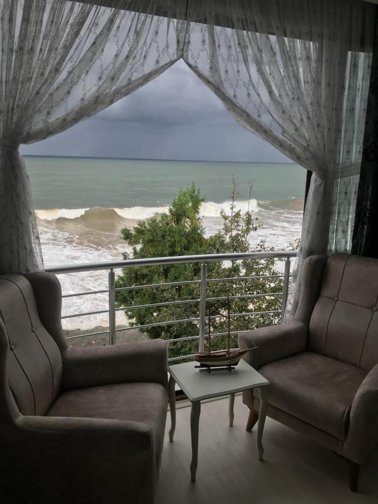 Seafront Apartment with garden by the beach and the sea photo 3