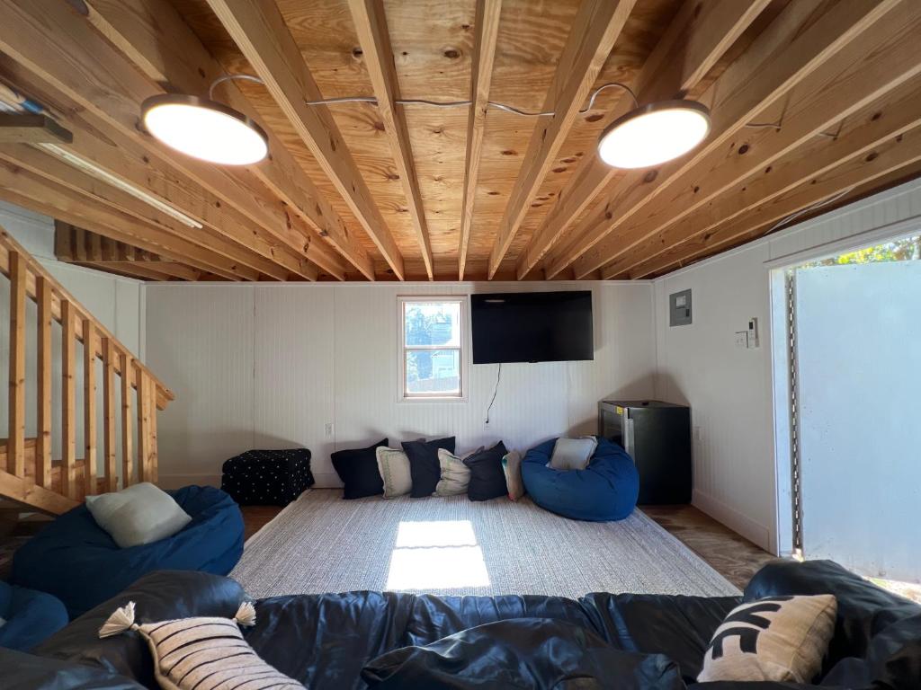 5BR 4B Huge Space with 2 Level Game Barn photo 3