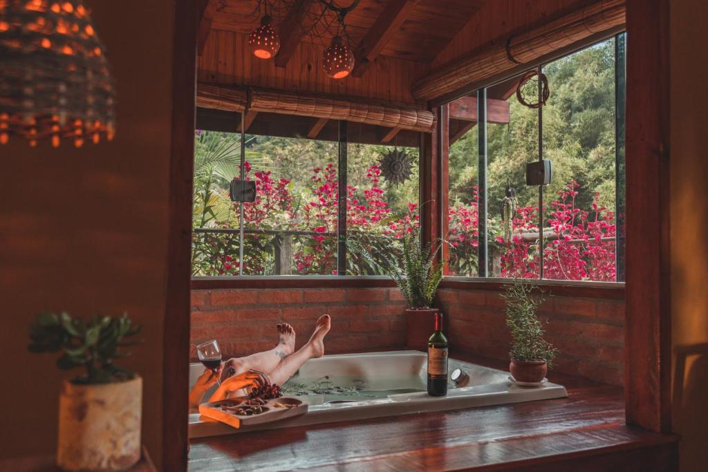 Casa Pedacinho de Céu com banheira de hidromassagem e lareira photo 1