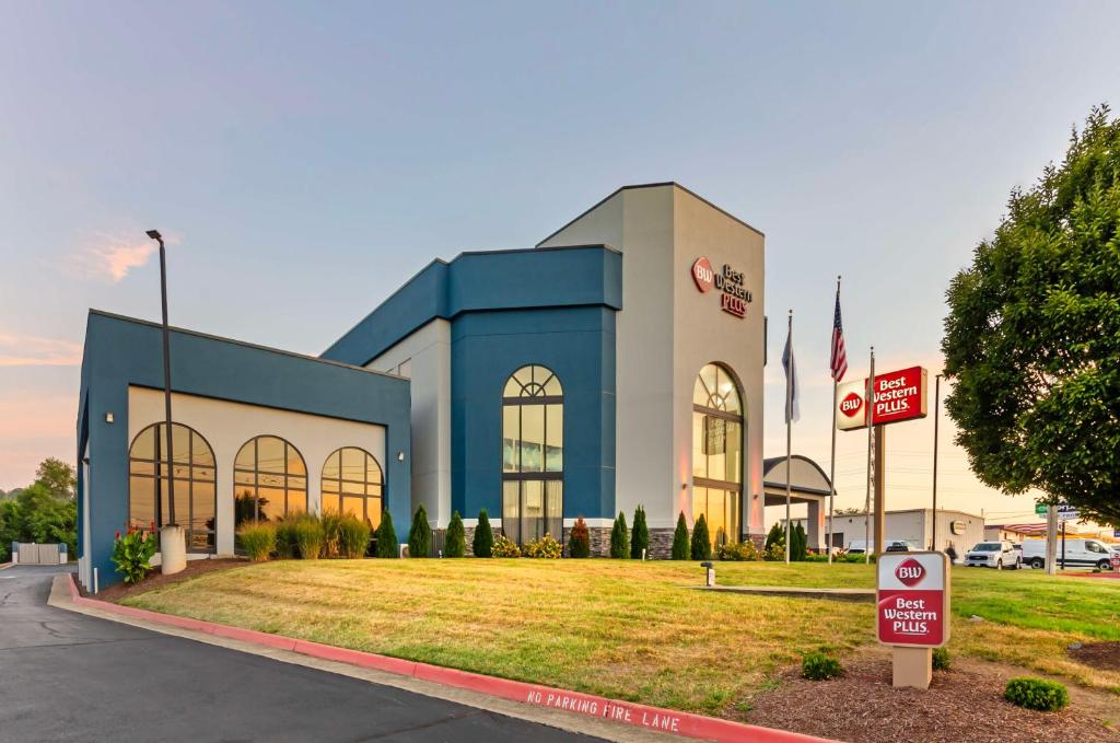 Best Western Plus Harrisonburg photo 1