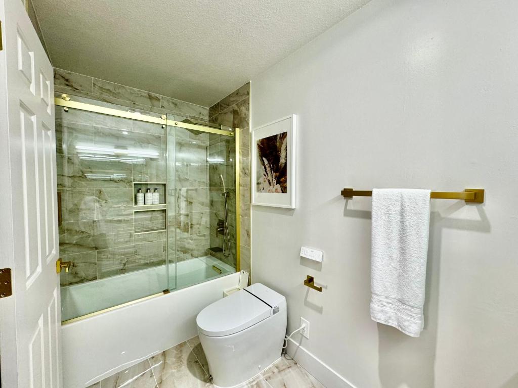 Stunning apartment steps from Ocean Beach photo 2