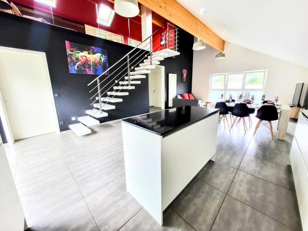 Calm and modern apartment photo 3