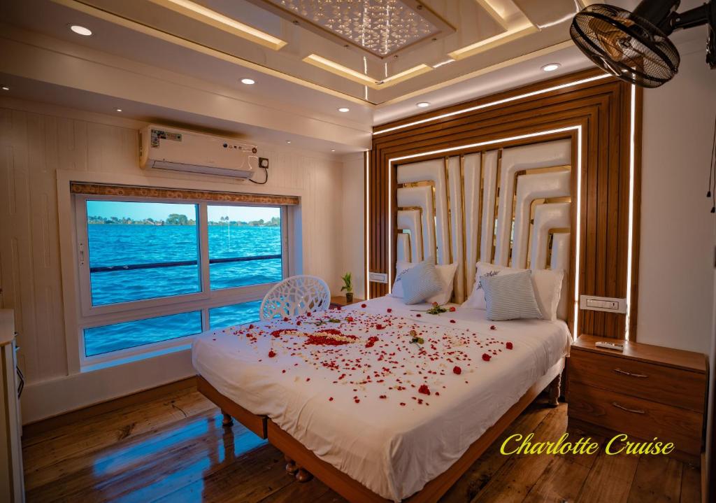 Charlotte Cruise House Boat photo 2