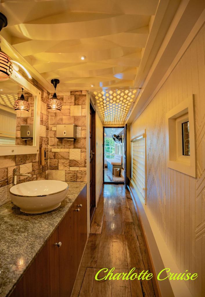 Charlotte Cruise House Boat photo 3