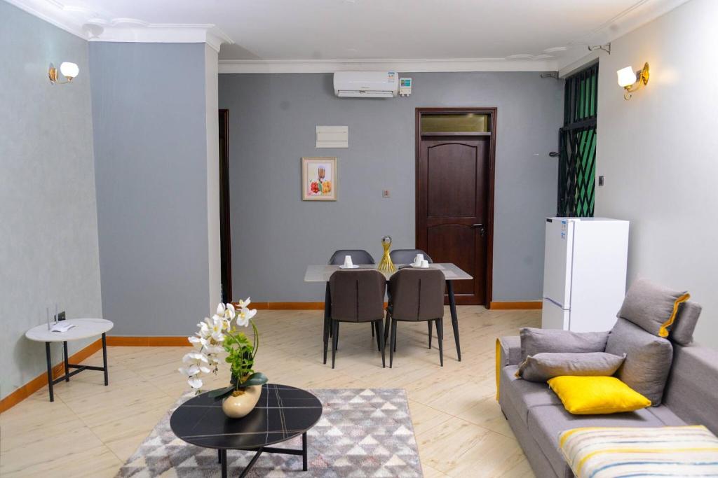 Room in Apartment - Three Bedroom Apartment photo 2