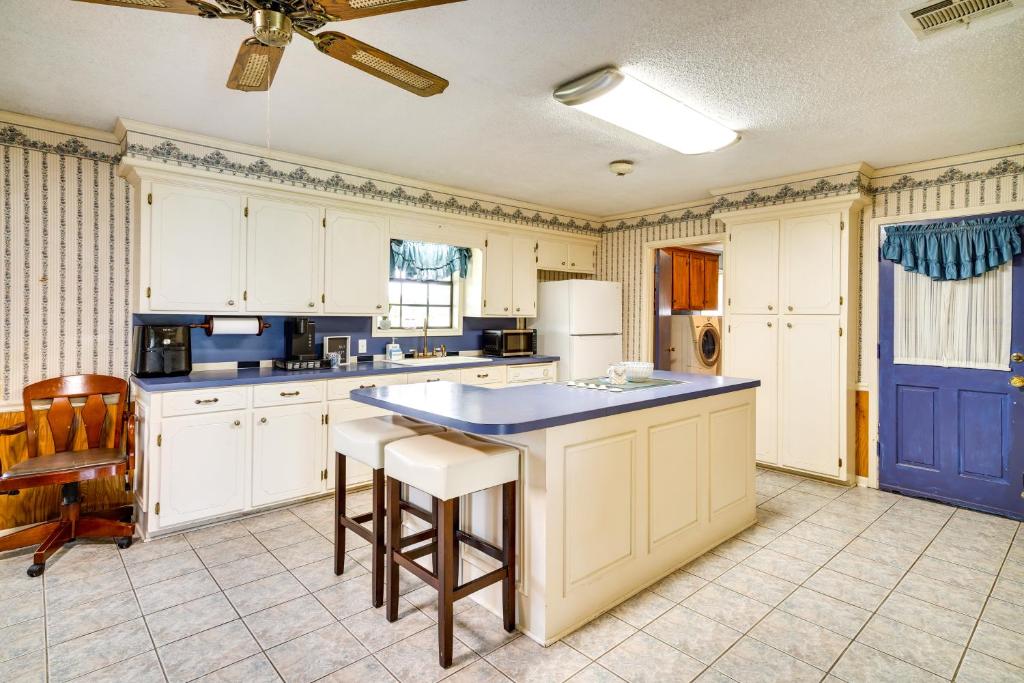 Charming Lake Charles Home with Patio and Grill photo 1