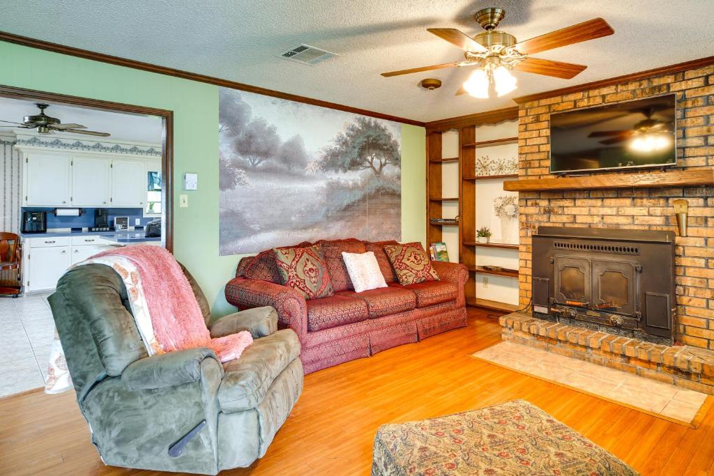 Charming Lake Charles Home with Patio and Grill photo 4