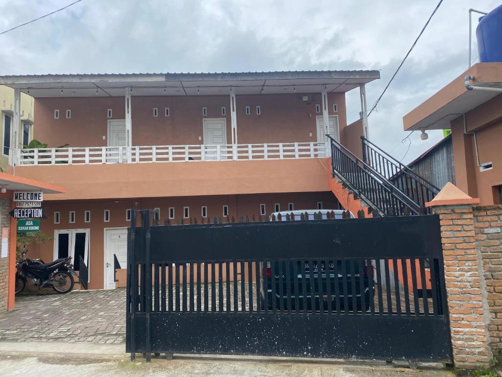 RON'S Guest House Berastagi photo 2