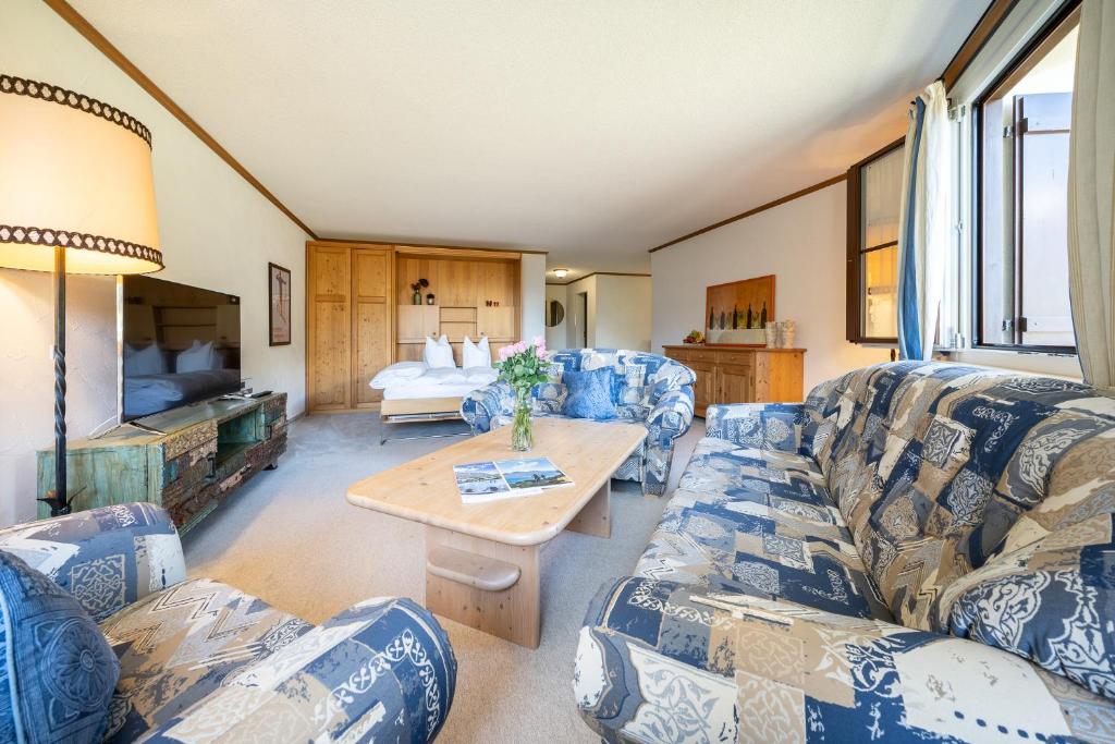 8001 Gemuetliche 2,5-Zimmer-Wohnung mit wunderschoenem Ausblick Richtung Scuol photo 1