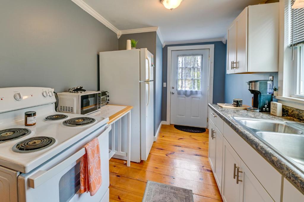 Charming Jefferson Cottage with Fire Pit! photo 1