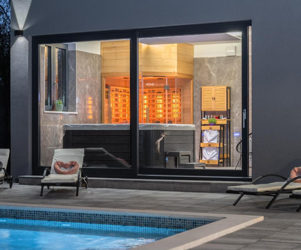 Villa Alison Deluxe Junior with private spa and heated swimming pool photo 4