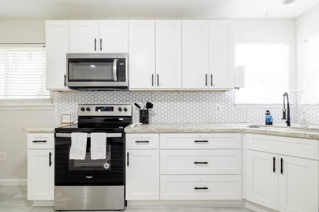2 bed 2 bath Modern Farmhouse in Old Town Spring photo 3