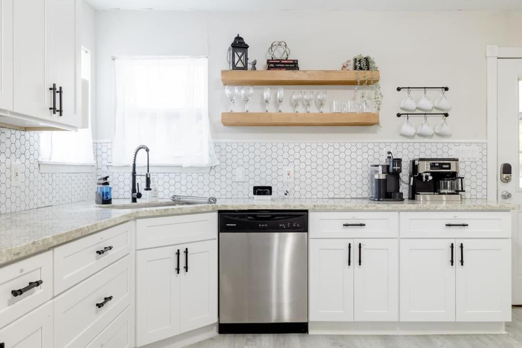 2 bed 2 bath Modern Farmhouse in Old Town Spring photo 1