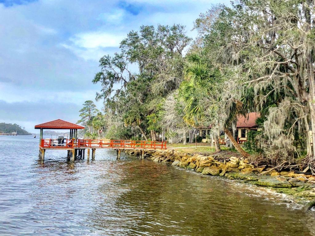 Beautiful Waterfront Home, Near The Beach image