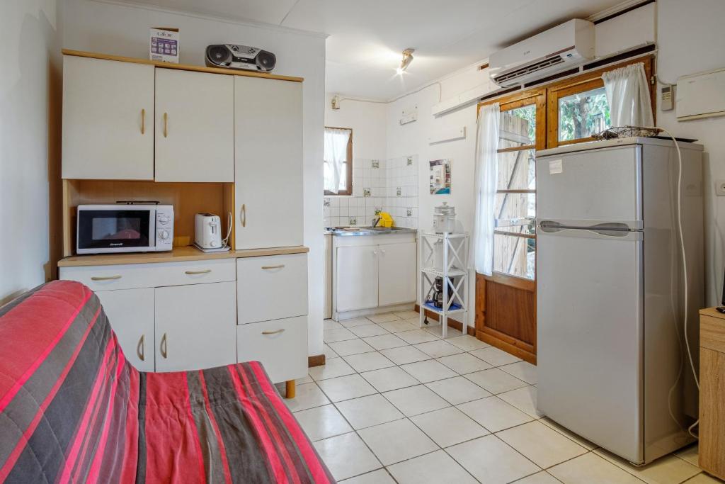 Bungalow d'une chambre avec vue sur la mer jardin clos et wifi a Saint Paul a 8 km de la plage photo 4