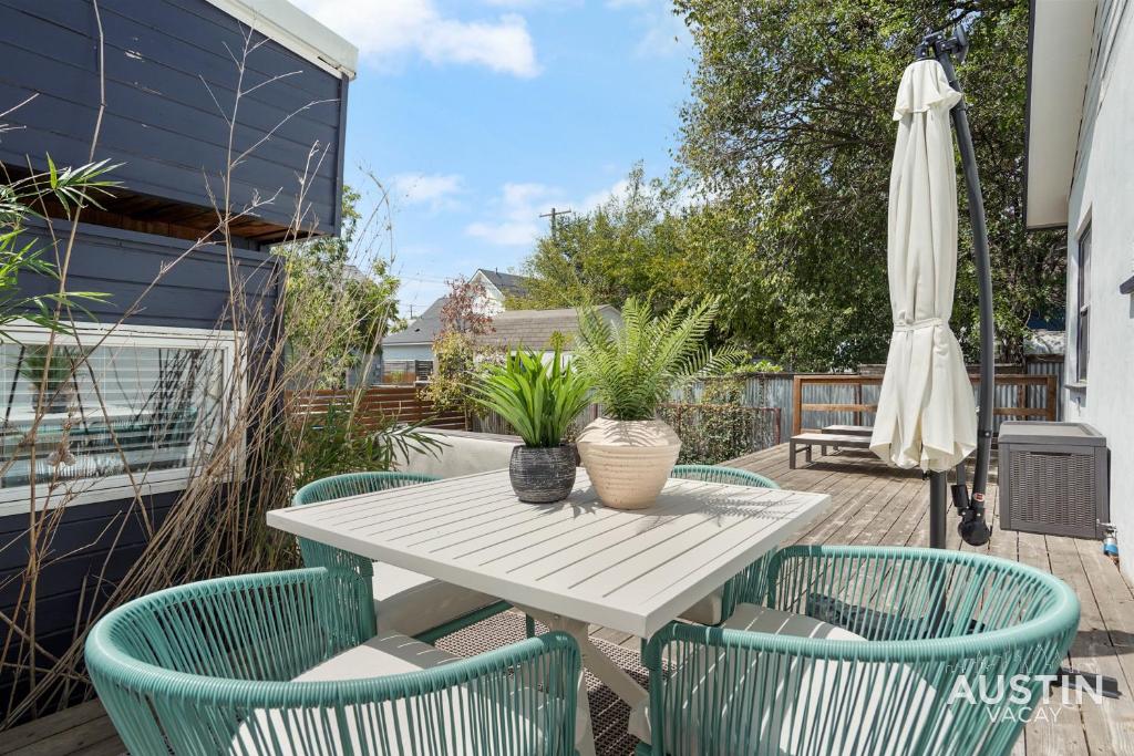 HGTV Featured Tiny Home w Hot Tub Near East 6th St photo 1